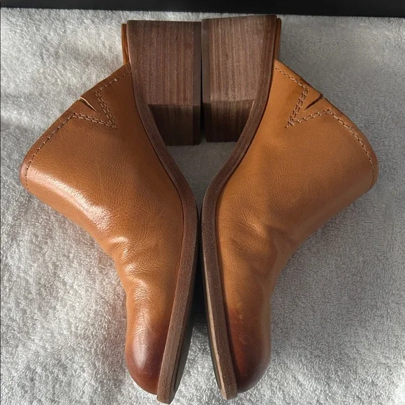 Frye Women’s Tan Leather Slip-On Shoeties. - Picture 7 of 10